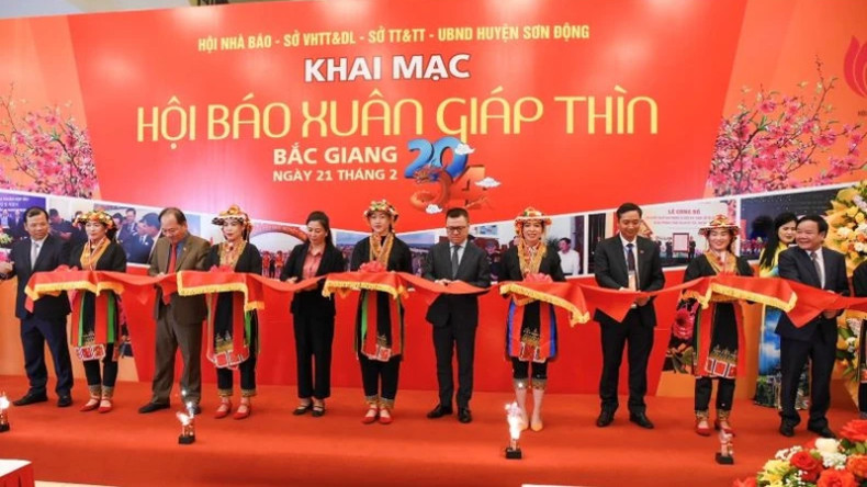 Делегаты разрезают ленту в знак открытия фестиваля весенних газет Жап Тхин в провинции Бакжанг. Делегаты разрезают ленту в знак открытия фестиваля весенних газет Жап Тхин в провинции Бакжанг.