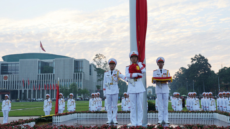 Под государственный гимн Вьетнама знаменщик поднимает государственный флаг на флагштоке высотой 29 метров. Под государственный гимн Вьетнама знаменщик поднимает государственный флаг на флагштоке высотой 29 метров.