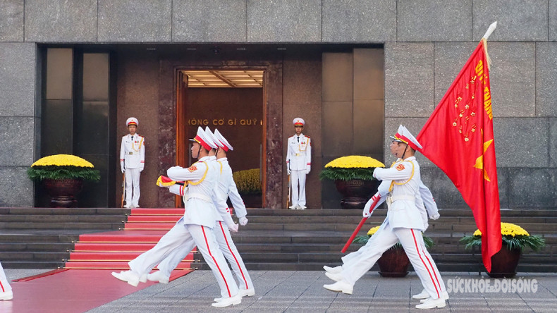 Почетный караул 275-го подразделения Командования по охране Мавзолея Хо Ши Мина начинает церемонию поднятия флага. Почетный караул 275-го подразделения Командования по охране Мавзолея Хо Ши Мина начинает церемонию поднятия флага.