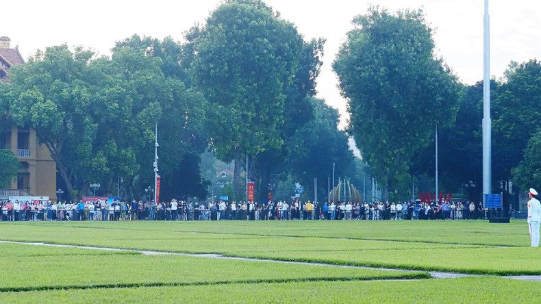 Многочисленные люди присутствуют на площади Бадинь, чтобы засвидетельствовать этот священный момент. Многочисленные люди присутствуют на площади Бадинь, чтобы засвидетельствовать этот священный момент.