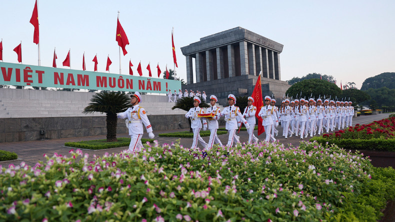 Почетный караул шествует мимо Мавзолея Хо Ши Мина. Почетный караул шествует мимо Мавзолея Хо Ши Мина.