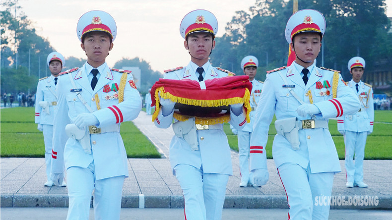Знаменщик и его ассистент прибывают к установленному месту подъема флага. Солдаты с Государственным флагом подходят к флагштоку. Знаменщик и его ассистент прибывают к установленному месту подъема флага. Солдаты с Государственным флагом подходят к флагштоку.