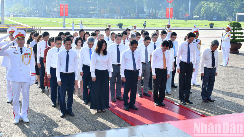 Делегация Министерства иностранных дел почитает память Президента Хо Ши Мина. Делегация Министерства иностранных дел почитает память Президента Хо Ши Мина.