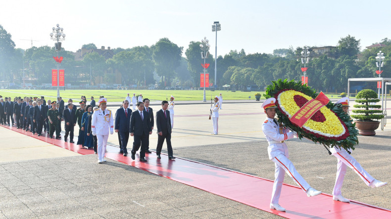 Венки со словами «Вечная благодарность великому Президенту Хо Ши Мину». Венки со словами «Вечная благодарность великому Президенту Хо Ши Мину».