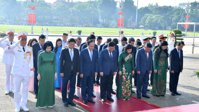 Делегация Парткома, Народного совета, Народного комитета и Комитета Отечественного фронта Вьетнама города Ханоя посещает Мавзолей Хо Ши Мина. Делегация Парткома, Народного совета, Народного комитета и Комитета Отечественного фронта Вьетнама города Ханоя посещает Мавзолей Хо Ши Мина.