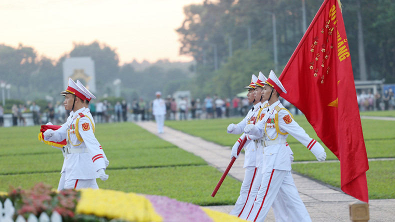 Церемония поднятия флага на площади была утверждена Правительством 19 мая 2001 года по случаю 111-летия со дня рождения Президента Хо Ши Мина. Церемония поднятия флага на площади была утверждена Правительством 19 мая 2001 года по случаю 111-летия со дня рождения Президента Хо Ши Мина.