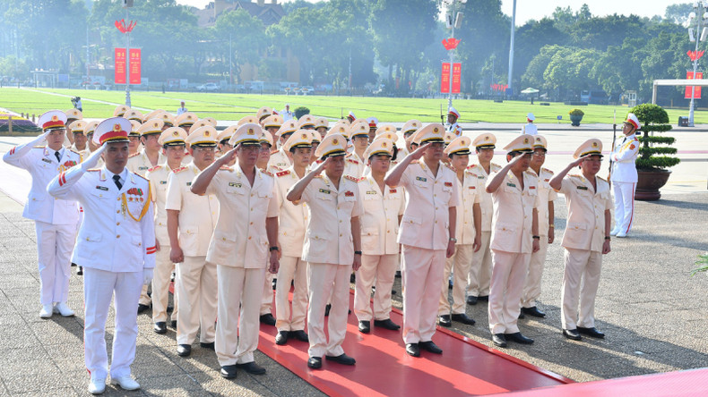 Делегация Центрального парткома Сил общественной безопасности и Министерства общественной безопасности почитает память Президента Хо Ши Мина. Делегация Центрального парткома Сил общественной безопасности и Министерства общественной безопасности почитает память Президента Хо Ши Мина.