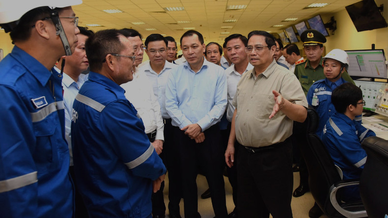 Премьер-министр Фам Минь Тьинь посещает нефтеперерабатывающий завод Нгишон. Премьер-министр Фам Минь Тьинь посещает нефтеперерабатывающий завод Нгишон.