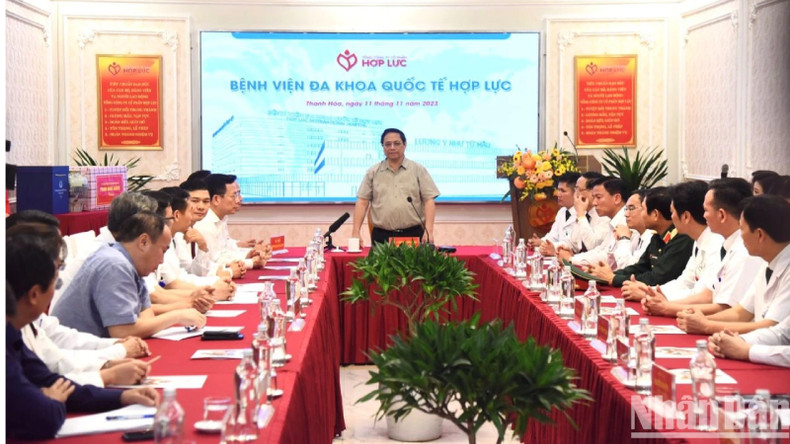 Общий вид рабочей встречи между Премьер-министром Фам Минь Тьинем и руководителями международной больницы Хоплык. Общий вид рабочей встречи между Премьер-министром Фам Минь Тьинем и руководителями международной больницы Хоплык.