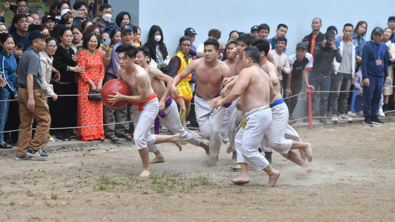 На фестивале присутствовало большое количество жителей и посетителей. На фестивале присутствовало большое количество жителей и посетителей.