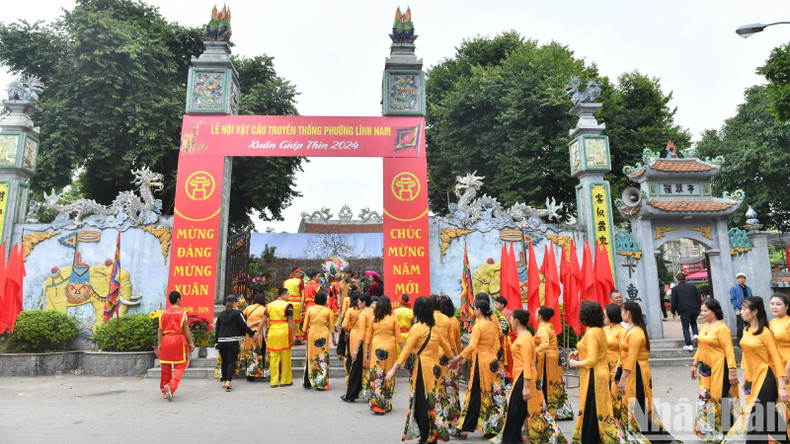 Каждый год во дворе общинного дома Тхюилинь организовывают фестиваль борьбы за шар Тхюилинь, чтобы отметить заслуги Короля Линь Ланга, а также дает возможность жителям Линьнама продемонстрировать свои традиции боевых искусств, способ сохранить традиционную культурную самобытность. Каждый год во дворе общинного дома Тхюилинь организовывают фестиваль борьбы за шар Тхюилинь, чтобы отметить заслуги Короля Линь Ланга, а также дает возможность жителям Линьнама продемонстрировать свои традиции боевых искусств, способ сохранить традиционную культурную самобытность.
