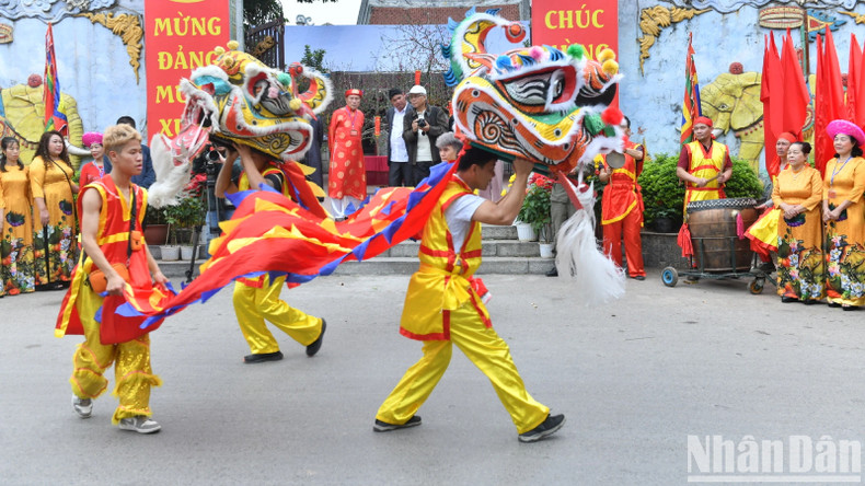 Команда танца львов болеет за соревнующихся борцов. Команда танца львов болеет за соревнующихся борцов.