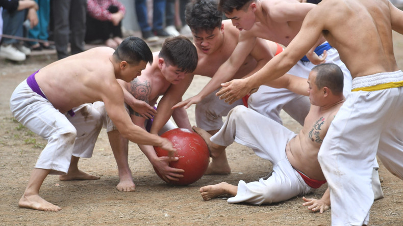 Соревнующиеся ожесточенно борются за шар. Соревнующиеся ожесточенно борются за шар.
