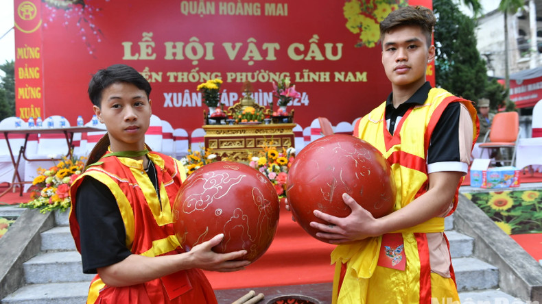 Шар весом от 15 до 21 кг бросает вызов борцам, которые должны забить мяч в лунку и набрать очки. Шар весом от 15 до 21 кг бросает вызов борцам, которые должны забить мяч в лунку и набрать очки.