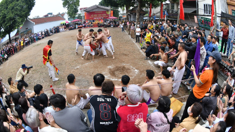 Фестиваль борьбы Тхюилинь сближает людей, укрепляет связи, приносит им радость в первые дни Нового года, вселяет надежду на мирный и благополучный новый год. Фестиваль борьбы Тхюилинь сближает людей, укрепляет связи, приносит им радость в первые дни Нового года, вселяет надежду на мирный и благополучный новый год.