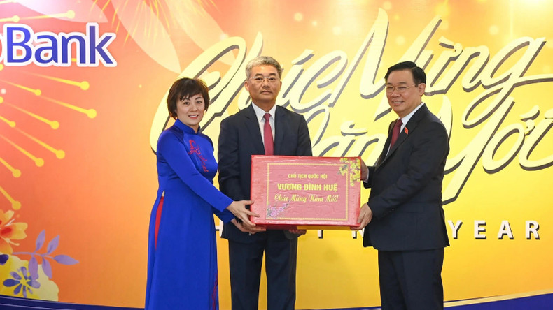 Председатель НС Выонг Динь Хюэ посещает здание Вьетнамского кооперативного банка. Председатель НС Выонг Динь Хюэ посещает здание Вьетнамского кооперативного банка.