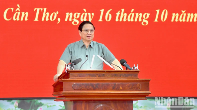 Премьер-министр Фам Минь Тьинь выступает на конференции. Фото: Тхань Жанг Премьер-министр Фам Минь Тьинь выступает на конференции. Фото: Тхань Жанг