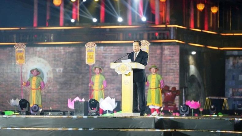 Председатель НС Чан Тхань Ман вступает с речью. Председатель НС Чан Тхань Ман вступает с речью.