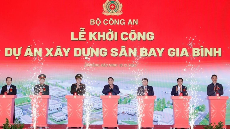 Премьер-министр Фам Минь Тьинь принимает участие в церемонии закладки первого камня проекта строительства аэропорта Жабинь.