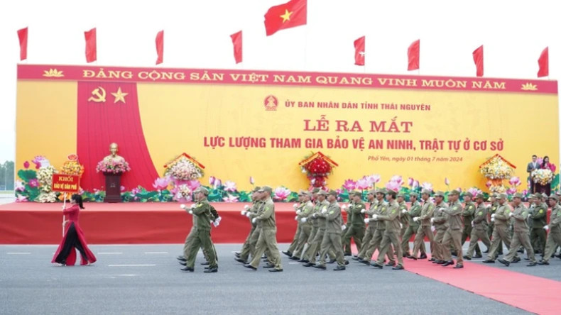 Народный комитет провинции Тхайнгуен проводит церемонию представления Сил по охране безопасности и общественного порядка на низовом уровне.