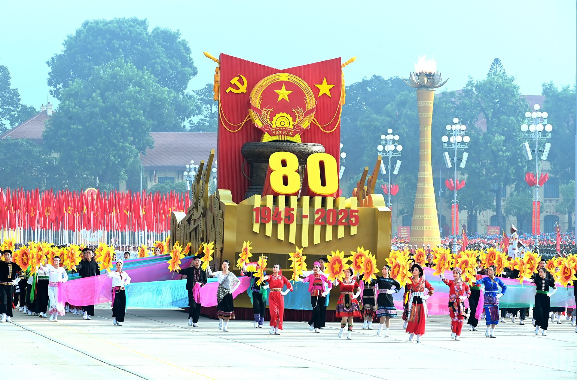 Шествие, посвященное 80-летию Августовской революции и Дня независимости Вьетнама.
