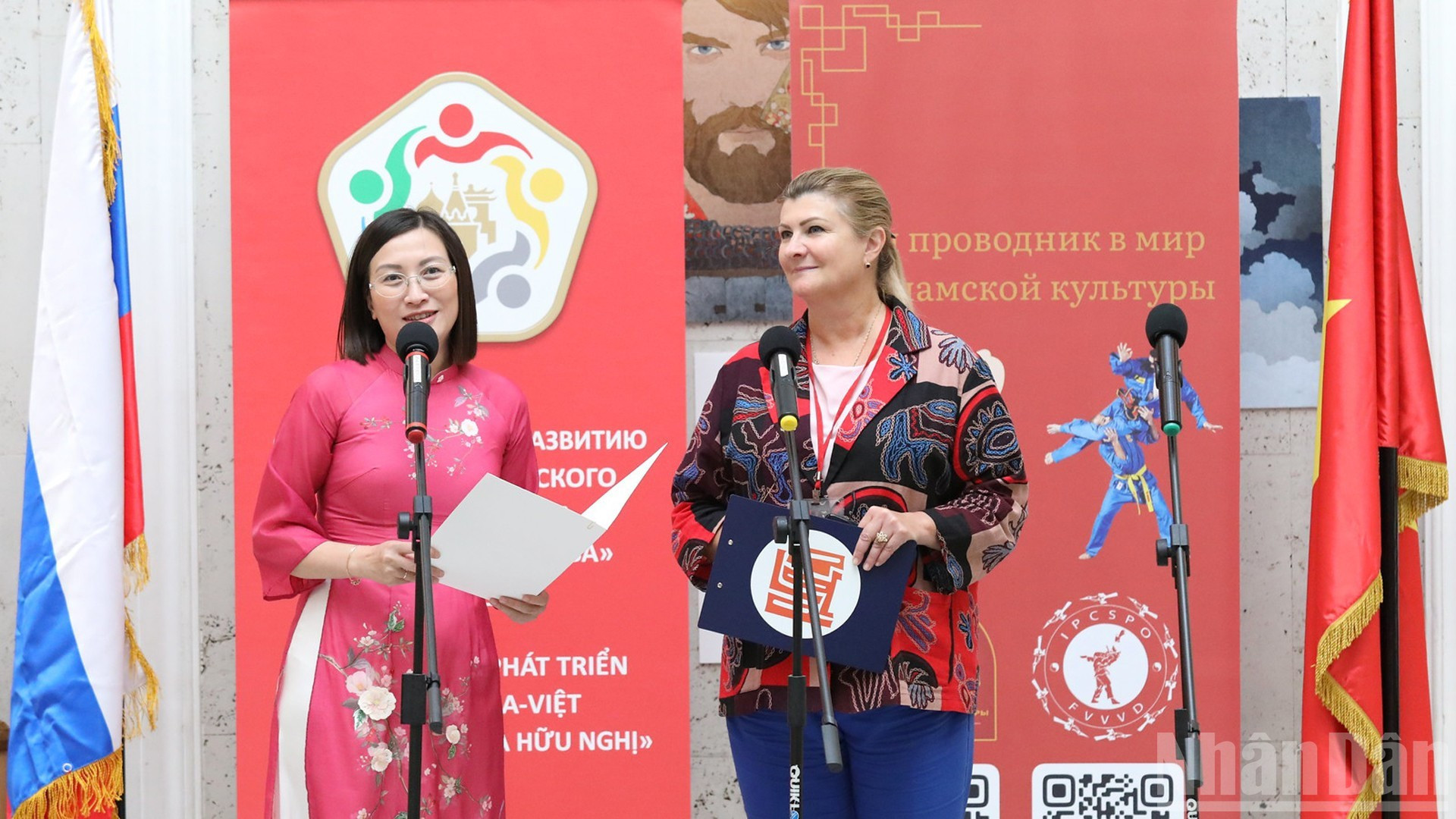 Г-жа Май Нгуен Тует Хоа, Первый секретарь Посольстве Вьетнама в России, отвечающая за сотрудничество в сфере образования и управление вьетнамскими студентами, подчеркнула особое значение этой инициативы, поскольку она направлена на детей – будущее поколение, которое будет строить и укреплять прочную дружбу между двумя странами. Это также первое мероприятие проекта «Открывая страны», организованного РГДБ для знакомства детей с культурой и литературой разных стран мира. image1.jpg