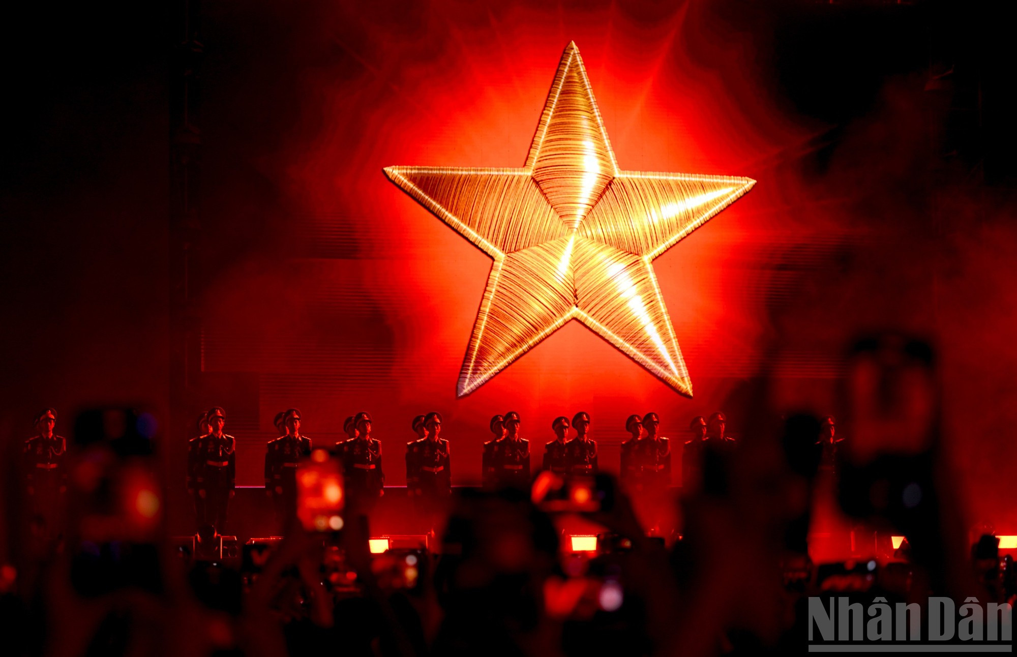 Военнослужащие Вьетнамской народной армии исполняют национальный гимн на концерте «Отечество в сердце».