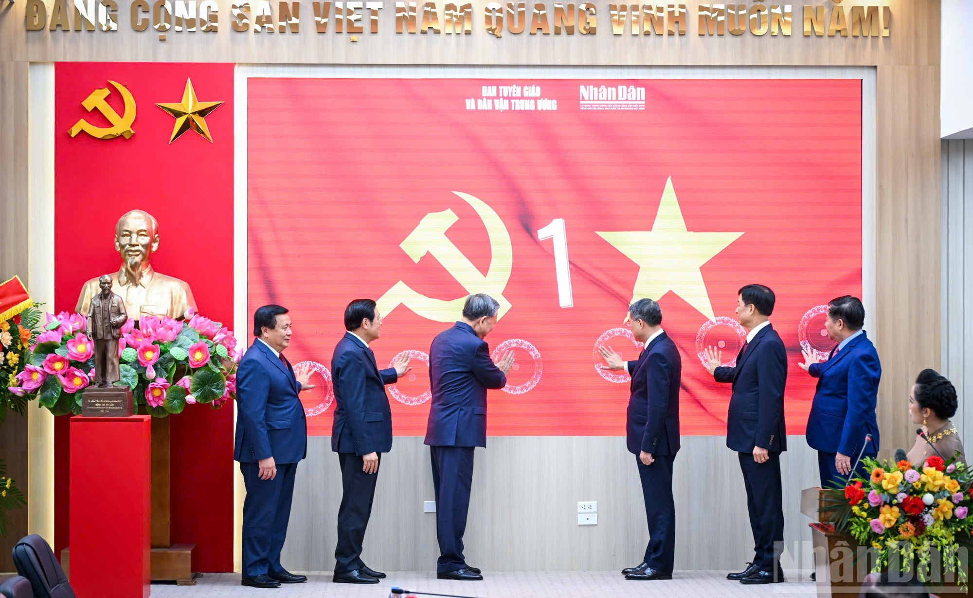 Члены Политбюро нажимают кнопки в знак запуска портала. image-6.jpg