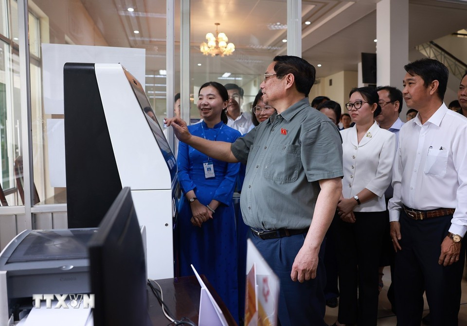 Премьер-министр проверяет деятельность центра по предоставлению административных услуг квартала Нинькиеу города Кантхо. Фото: ВИА