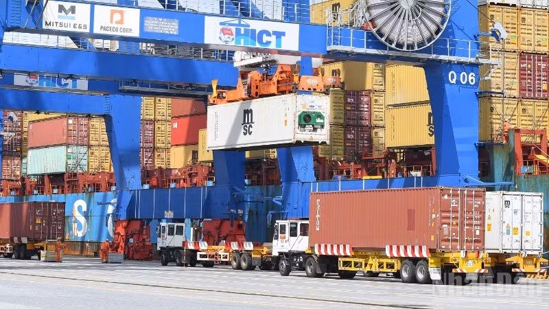 По оценке Министерства промышленности и торговли, общий объем экспорта по итогам года вырастет примерно на 16% и составит 470 млрд долларов. Фото: Тхань Дат