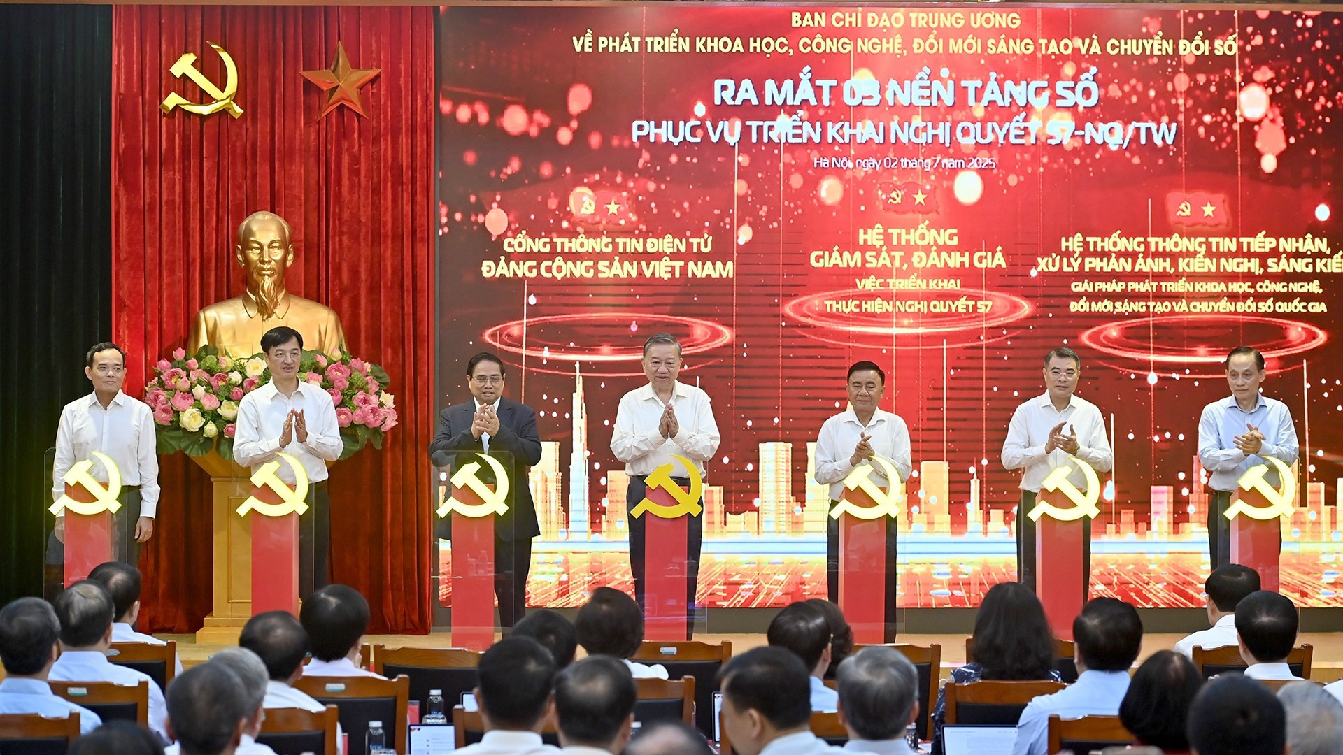 Генеральный секретарь ЦК КПВ То Лам, Премьер-министр Фам Минь Тьинь и партийные и государственные лидеры проводят церемонию запуска трех цифровых платформ для поддержки осуществления Резолюции №57-NQ/TW. Фото: Данг Кхоа