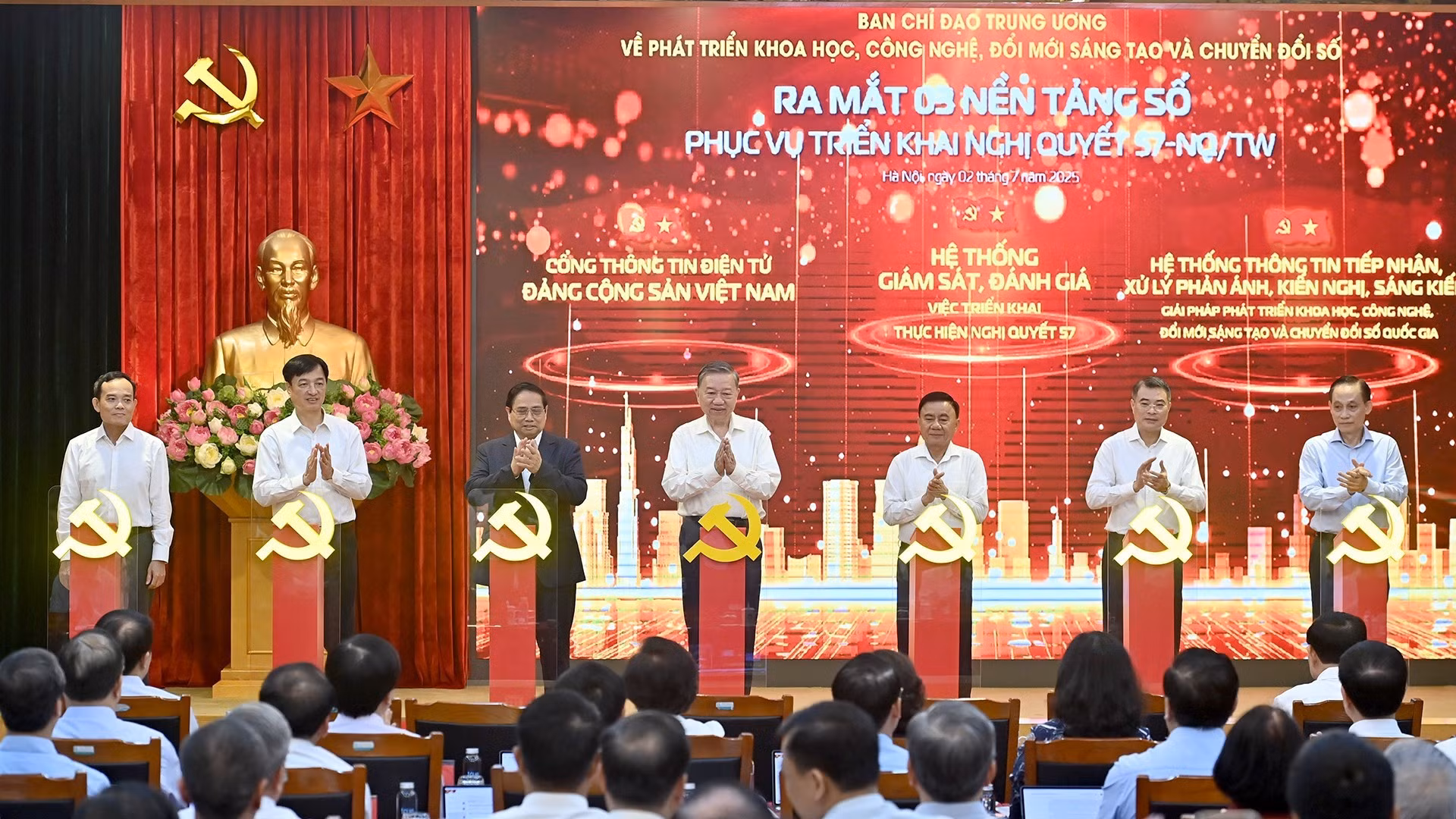 Генеральный секретарь ЦК КПВ То Лам, Премьер-министр Фам Минь Тьинь и партийные и государственные лидеры проводят церемонию запуска трех цифровых платформ для поддержки осуществления Резолюции №57-NQ/TW. Фото: Данг Кхоа