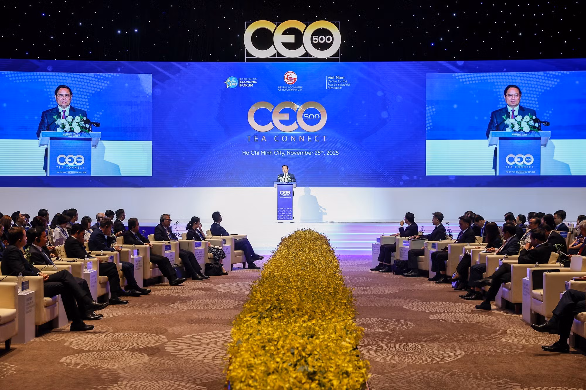 Премьер-министр Фам Минь Тьинь выступает на диалоге «CEO 500 – Tea Connect» в рамках Экономического форума города Хошимина 2025 года. Фото: VGP