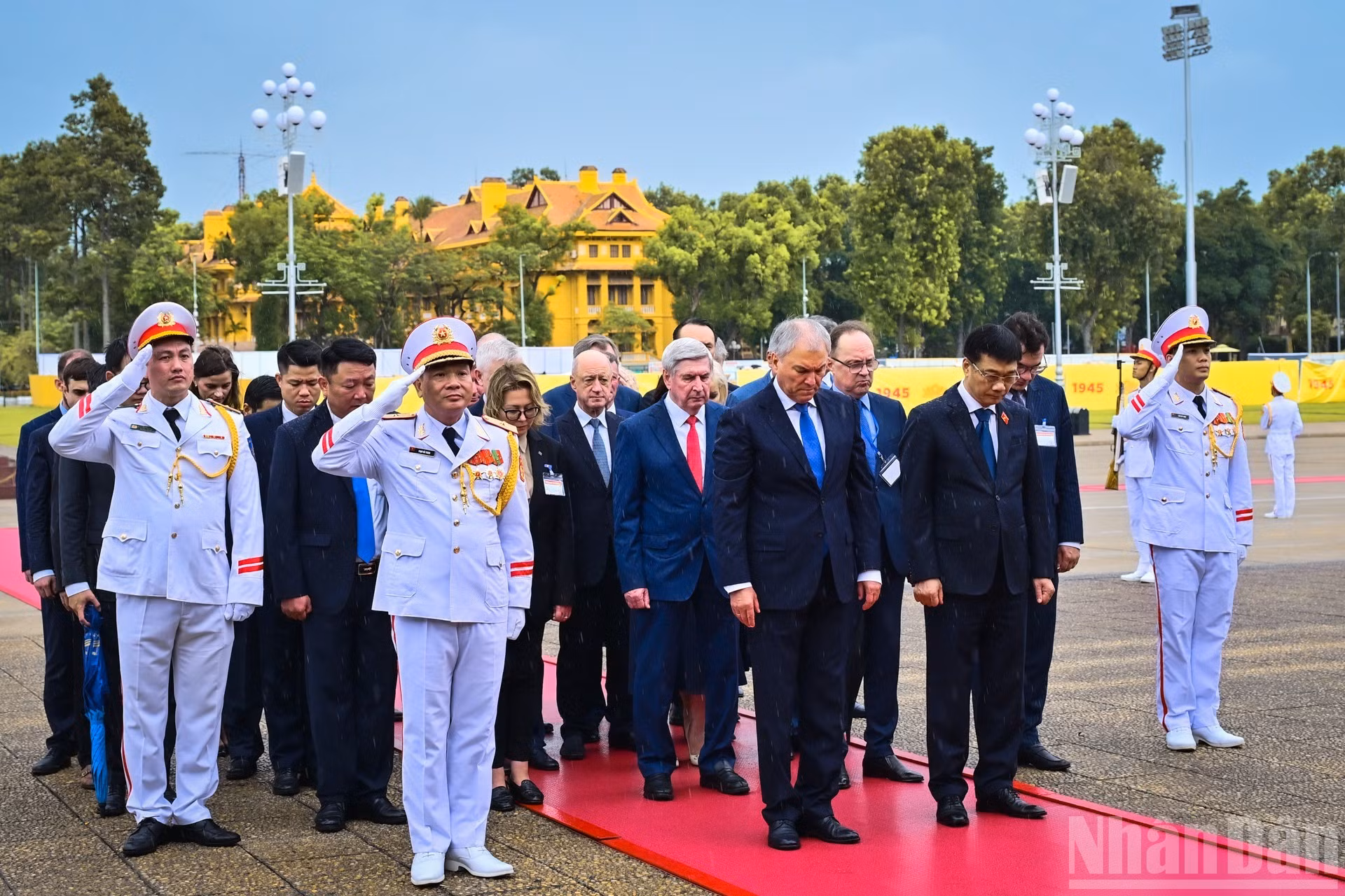 Председатель ГД России Вячеслав Володин и высокопоставленная делегация России почитают память Президента Хо Ши Мина.