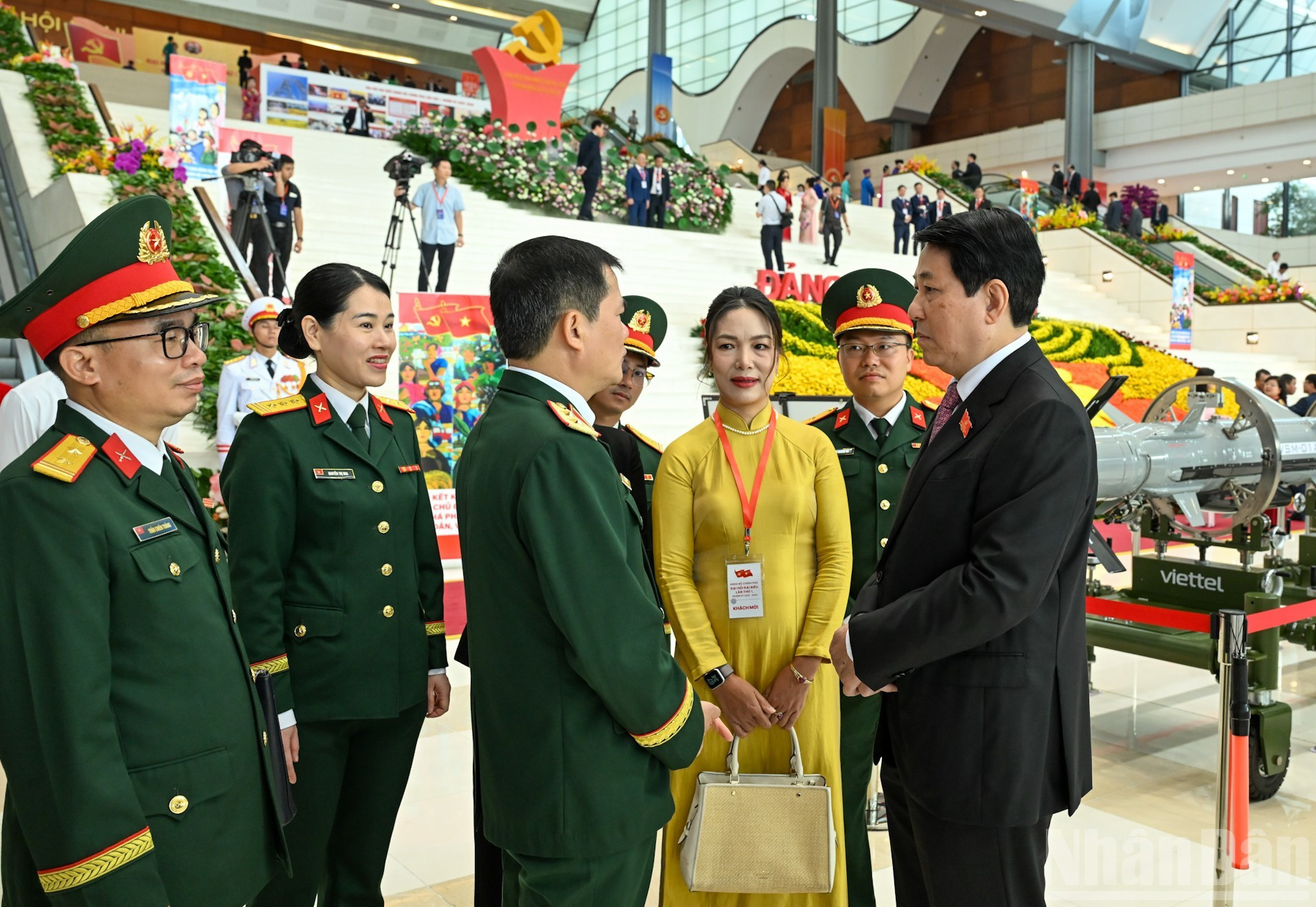 Президент Лыонг Кыонг беседует с делегатами конференции. image5.jpg