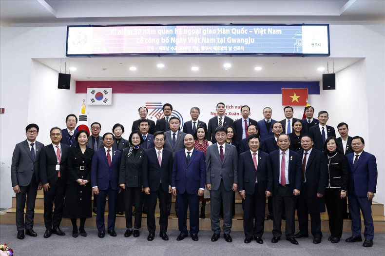 Президент Нгуен Суан Фук и делегаты на церемонии объявления Дня Вьетнама в городе Кванджу. Фото: ВИА Президент Нгуен Суан Фук и делегаты на церемонии объявления Дня Вьетнама в городе Кванджу. Фото: ВИА