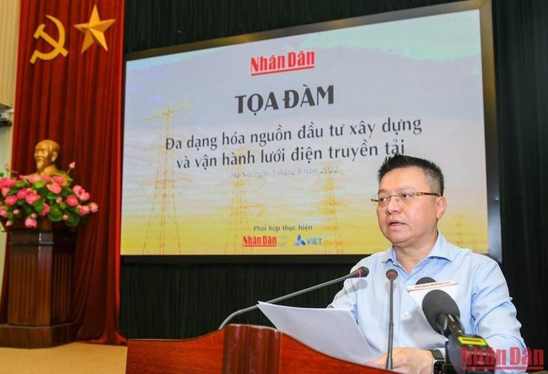 Главный редактор газеты «Нянзан» выступает на беседе. Главный редактор газеты «Нянзан» выступает на беседе.