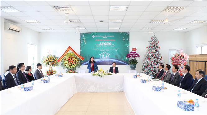 Товарищ Буй Тхи Минь Хоай поздравляет протестантов с наступающим Рождеством. Фото: ВИА