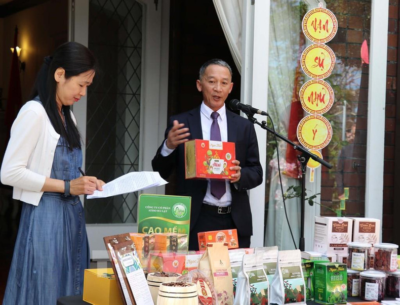 Председатель Народного комитета провинции Ламдонг Чан Ван Хиеп представляет австралийским предприятиям сельскохозяйственные продукты провинции. Фото: ВИА