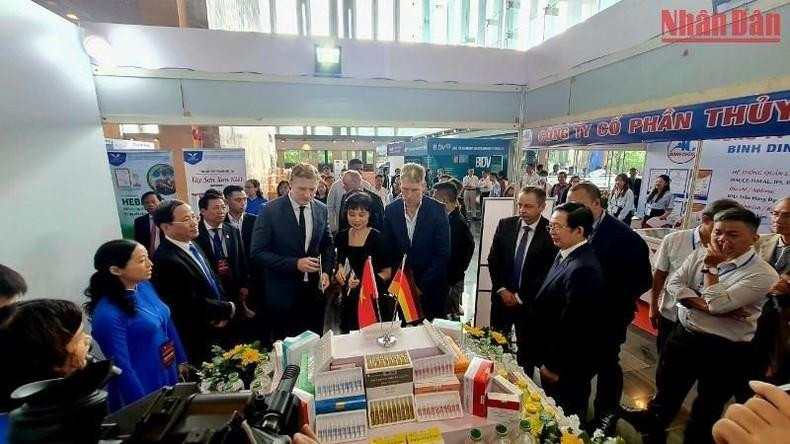 На конференции также установлены стенды, на которорых представлены продукты провинции Биньдинь. На конференции также установлены стенды, на которорых представлены продукты провинции Биньдинь.