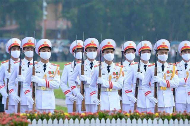 В 5:50 солдаты 275-го подразделения Командования по охране Мавзолея Хо Ши Мина начали церемонию поднятия флага. В 5:50 солдаты 275-го подразделения Командования по охране Мавзолея Хо Ши Мина начали церемонию поднятия флага.