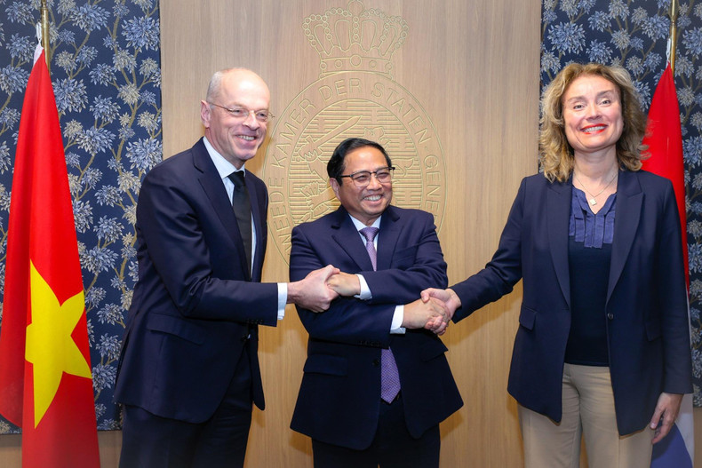 Премьер-министр Фам Минь Тьинь, Председатель Сената Нидерландов Ян Энтони Брёйн и Председатель Палаты представителей Нидерландов Вера Бергкамп. Фото: VGP Премьер-министр Фам Минь Тьинь, Председатель Сената Нидерландов Ян Энтони Брёйн и Председатель Палаты представителей Нидерландов Вера Бергкамп. Фото: VGP