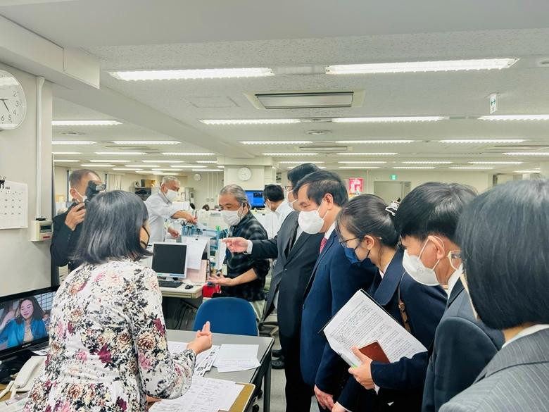 Делегация посещает офис газеты «Акахата». Фото: dangcongsan.vn Делегация посещает офис газеты «Акахата». Фото: dangcongsan.vn