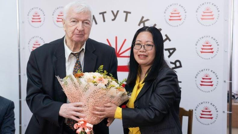 Автор книги Евгений Кобелев и Советник, начальник политического отдела Посольства Вьетнама в России Нгуен Тхи Хонг Нам. Фото: Тхань Тхэ