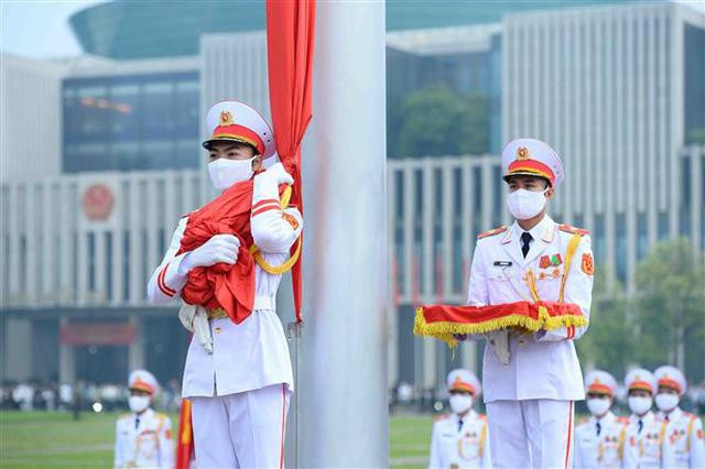 Знаменщик и его ассистент прибыли к установленному месту поднятия флага. В 5:59 знаменщик прикрепил Государственный флаг к тросу флагштока. Знаменщик и его ассистент прибыли к установленному месту поднятия флага. В 5:59 знаменщик прикрепил Государственный флаг к тросу флагштока.