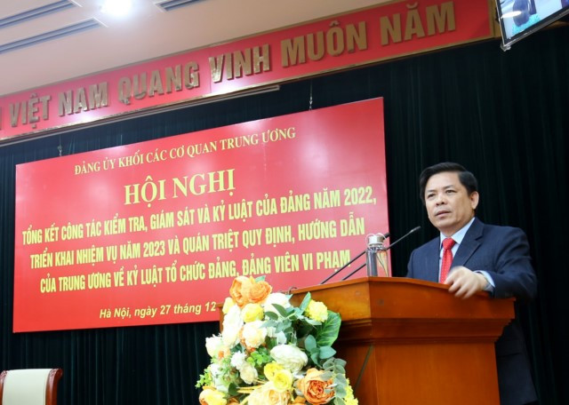 Товарищ Нгуен Ван Тхэ выступает на церемонии. Фото: dukcqtw.dcs.vn Товарищ Нгуен Ван Тхэ выступает на церемонии. Фото: dukcqtw.dcs.vn