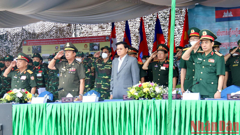 Руководители Лаоса, Вьетнама и Камбоджи на учениях Руководители Лаоса, Вьетнама и Камбоджи на учениях