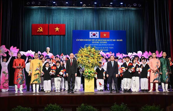Замсекретаря Парткома г. Хошимина Нгуен Ван Хиеу, Генеральный консул Республики Корея в г. Хошимине Кан Мён Иль и артисты на мероприятии. Фото: ВИА