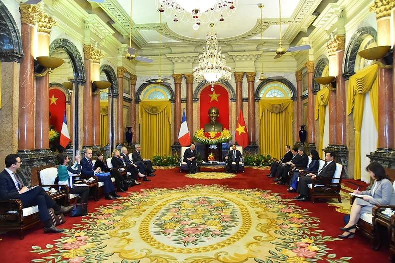 Президент Нгуен Суан Фук принимает Председателя Сената Франции Жерара Ларше. Фото: Тхюи Нгуен Президент Нгуен Суан Фук принимает Председателя Сената Франции Жерара Ларше. Фото: Тхюи Нгуен