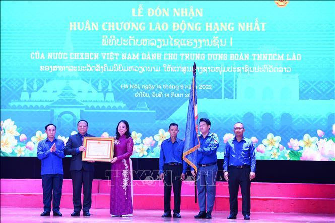 Церемония вручения ордена Труда 1-ой степени Вьетнама ЦК Лаосского народно-революционного союза молодежи. Фото: VNA Церемония вручения ордена Труда 1-ой степени Вьетнама ЦК Лаосского народно-революционного союза молодежи. Фото: VNA